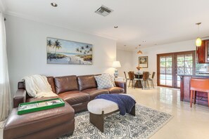TV, books, stereo - Fish, Swim & Relax Poolside! Deerfield Beach Oasis (Deerfield Beach)