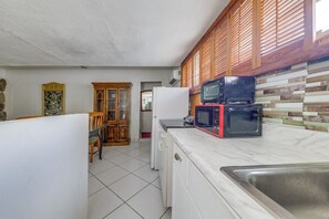 Refrigerador, microondas, cafetera y tetera y tostadora 