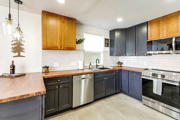 Fridge, microwave, stovetop, dishwasher