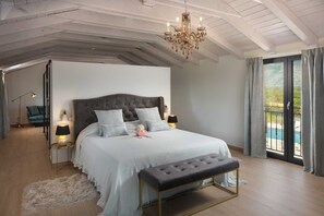 4 bedrooms, iron/ironing board, free WiFi, bed sheets