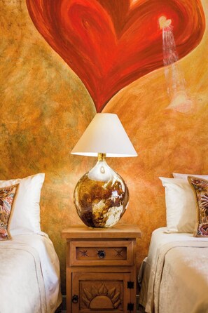 1 dormitorio, tabla de planchar con plancha, wifi y ropa de cama