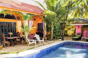 Una piscina al aire libre