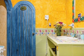 Ducha, bañera de hidromasaje, secador de pelo y toallas