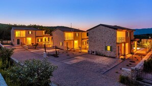 Uma área residencial com várias casas, cada uma com entrada bem iluminada e varandas visíveis.