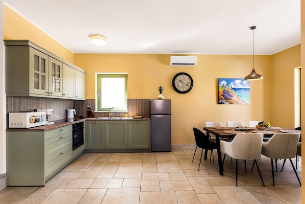 Refrigerador, microondas, horno, placa de cocina