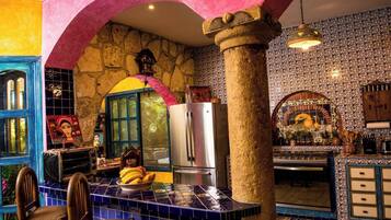 Mikrowelle, Wasserkocher mit Kaffee-/Teezubehör, Esstisch