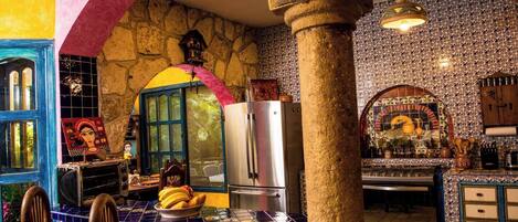 Mikrobølgeovn, kaffe-/temaskine, spisebord