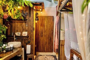 Shower, jetted bath, hair dryer, towels - Room Taquito/Hacienda Boutique B&B/Spa/Adults Only (Cozumel)