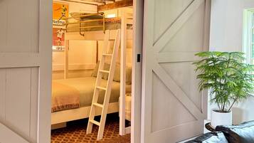 2 bedrooms, desk, iron/ironing board, internet