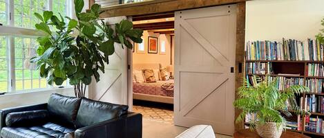 TV connectée, livres, médiathèque, chaîne hi-fi