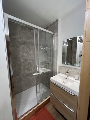 Douche, sèche-cheveux, serviettes fournies, papier toilette