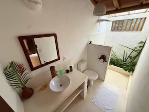 Haartrockner, Handtücher, Seife, Toilettenpapier