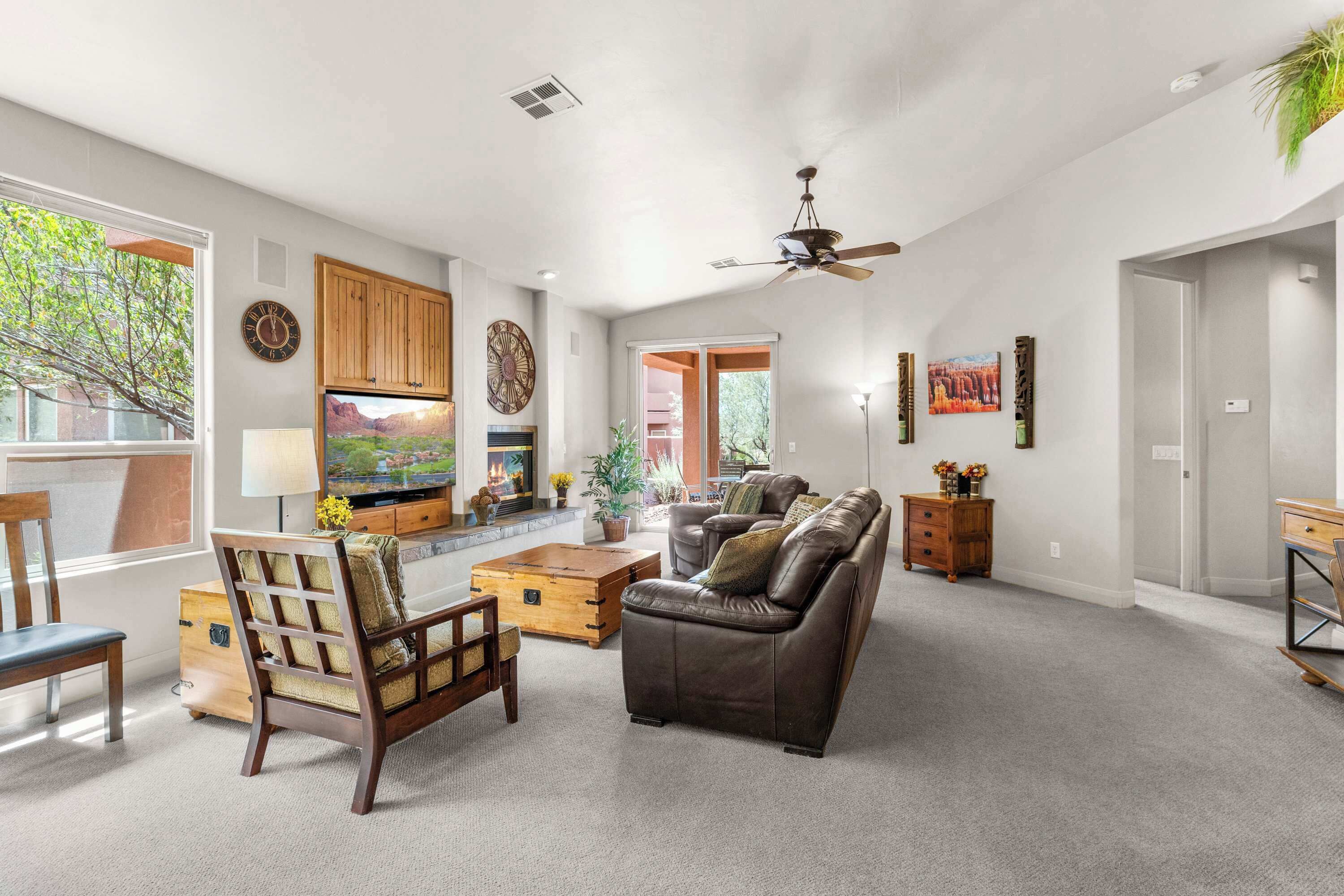 Townhouse, flere senger, terrasse, fjellutsikt (Lava Falls Red Rock) | Oppholdsområde | En 42-tommers Flatskjerm-TV med digitale kanaler samt peis