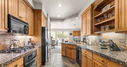 Lava Falls Red Rock Retreat - Close to Tuacahn