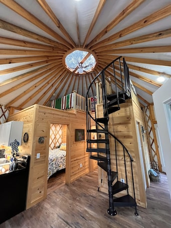 1 bedroom, free WiFi, bed sheets. New! YURTime by Buffalo Mountain Getaway
