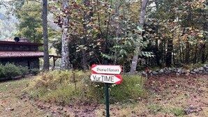 Un panneau indicateur avec les inscriptions « Stone Haven » et « Yur TIME ».