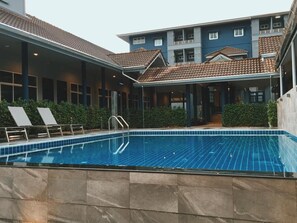 Pool - Blue Bed Hotel (Chanthaburi)
