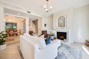 Televisión y chimenea 