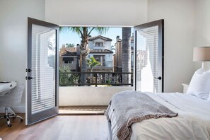 4 室のベッドルーム、デスク、アイロン / アイロン台、WiFi