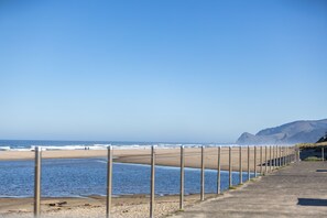 Plage à proximité, chaise longue