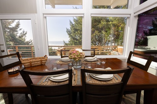 Decked Out by the Sea + Dog Friendly + Jacuzzi