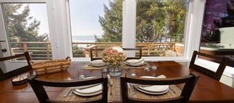 Decked Out by the Sea + Dog Friendly + Jacuzzi