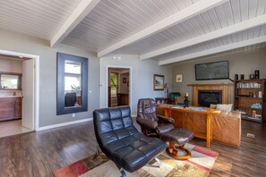 Televisión y chimenea 