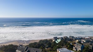 Playa en los alrededores y camastros 