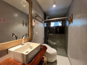 Toallas, jabón, papel de baño 