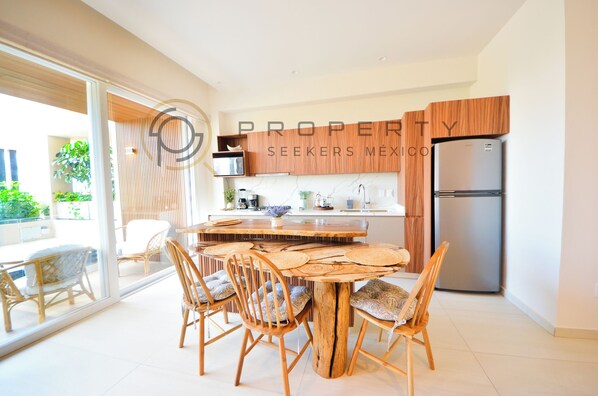 Mikrowelle, Ofen, Wasserkocher mit Kaffee-/Teezubehör, Toaster