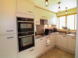 Dishwasher, cookware/dishes/utensils - 6 Brook Court (Derby)