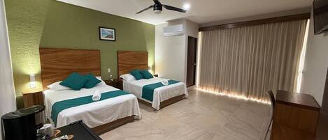 Deluxe tweepersoonskamer, balkon | Een bureau, gratis wifi, beddengoed