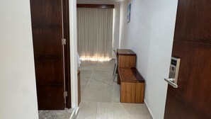 Kamar Double Comfort, balkon | Kamar mandi | Shower, handuk, sabun, dan sampo