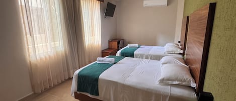 Escritorio, wifi gratis y ropa de cama