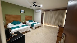 Habitación Deluxe doble, balcón | Escritorio y wifi gratis