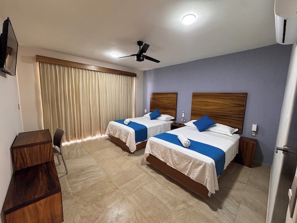 Standard Quadruple Room | Desk, free WiFi, bed sheets - Hotel Aeropuerto Express (Santa María Huatulco)