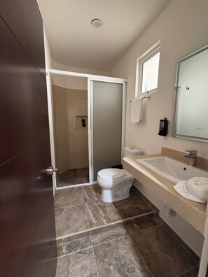 Grand Double Room | Bathroom | Shower, towels, soap, shampoo - Hotel Aeropuerto Express (Santa María Huatulco)