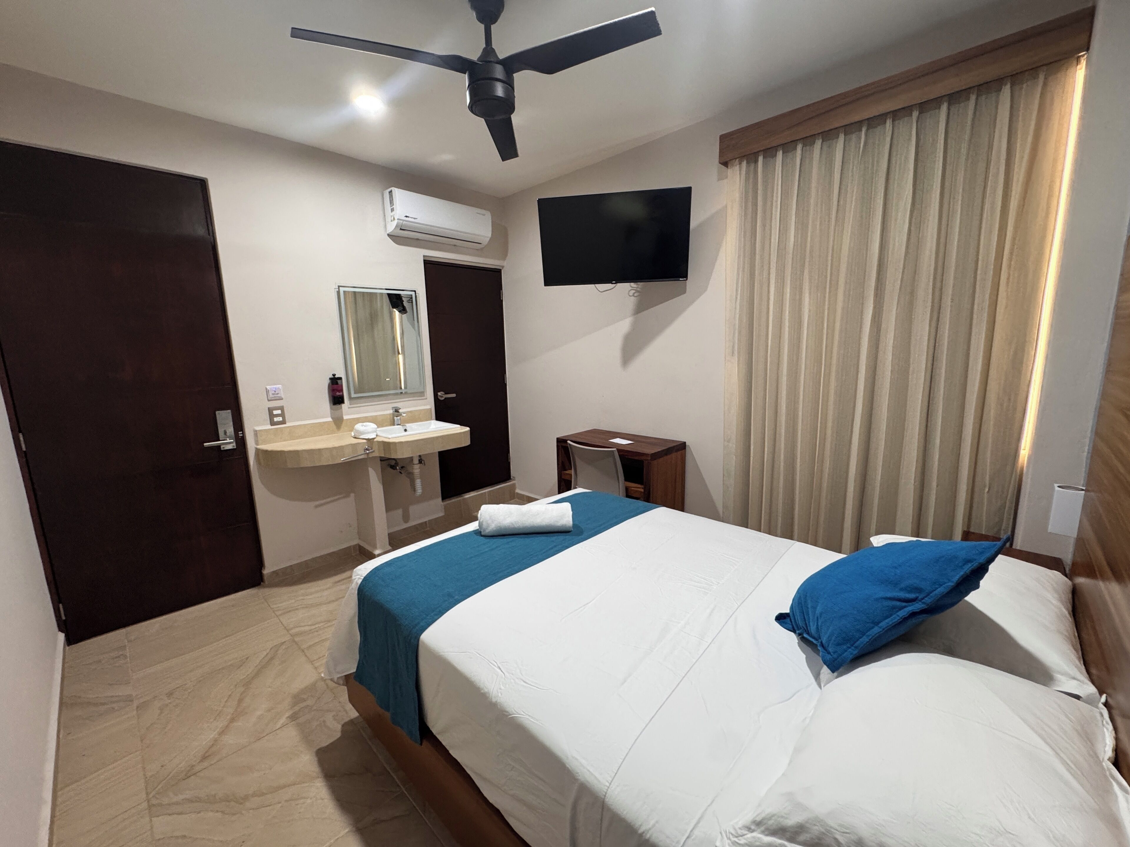 Enkeltrom – standard | Skrivebord, wi-fi (inkludert) og sengetøy