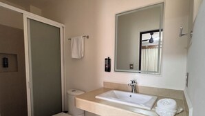 Kamar Double Standar | Kamar mandi | Shower, handuk, sabun, dan sampo