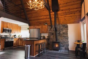 Fridge, microwave, oven, stovetop - Hotevilla A-Frame Cabin with Wi-Fi & Pine Tree Views (Flagstaff)