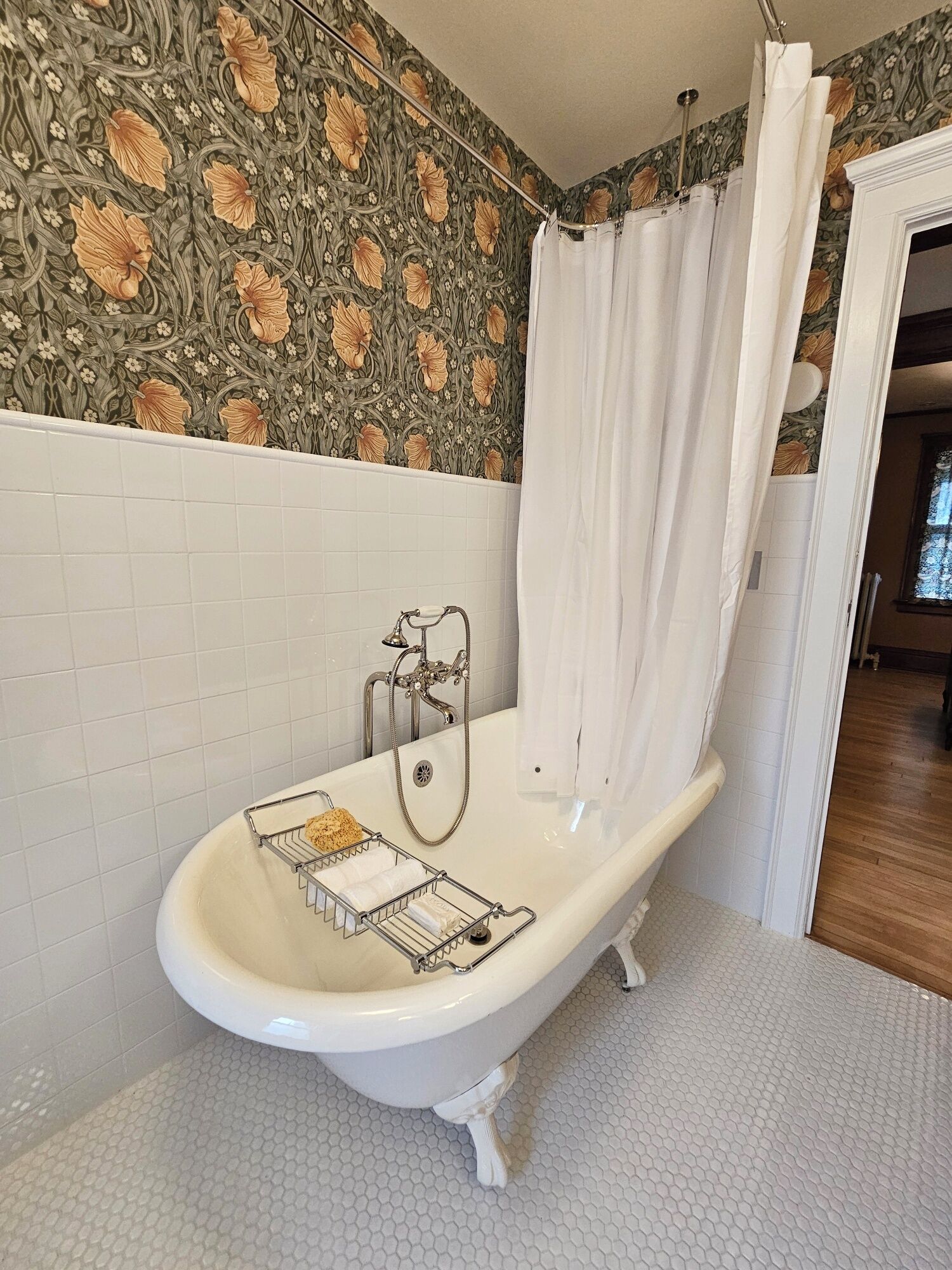 Een haardroger, een bidet, handdoeken, zeep