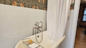 Een haardroger, een bidet, handdoeken, zeep