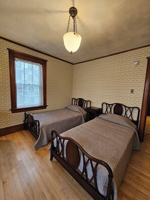 4 bedrooms, iron/ironing board, internet, bed sheets - Historic, 4-bedroom house in charming Hartford (Hartford)