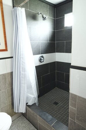 Bruser, hårtørrer, bidet, håndklæder