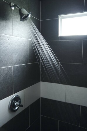 Chuveiro, secador de cabelo, bidê, toalhas de banho