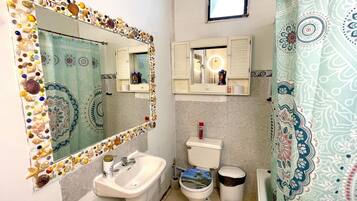 Family House, Beach View | Bathroom