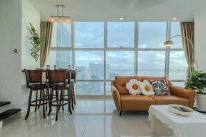 Cots/infant beds - Maritime Seaview Comfy Suite in Penang with TVbox.Pool.Wifi (George Town)