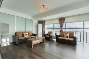 Cots/infant beds - Maritime Seaview Comfy Suite in Penang with TVbox.Pool.Wifi (George Town)