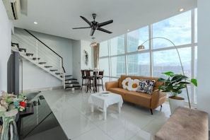 Cots/infant beds - Maritime Seaview Comfy Suite in Penang with TVbox.Pool.Wifi (George Town)