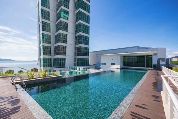 Outdoor pool - Maritime Seaview Comfy Suite in Penang with TVbox.Pool.Wifi (George Town)